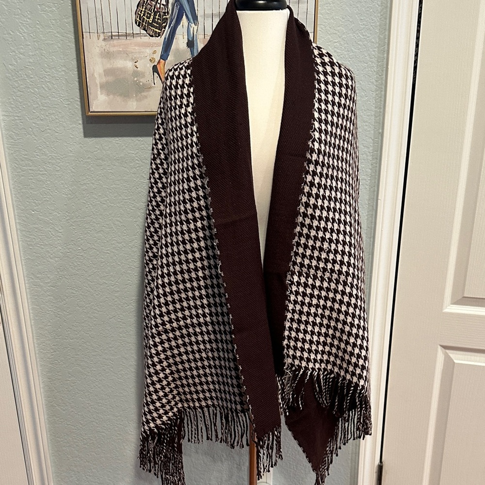 Elegant Houndstooth Reversible Scarf in Brown and White